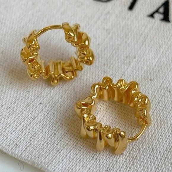 Gold crinkle huggie hoop earrings ✨ - Picture 3 of 5